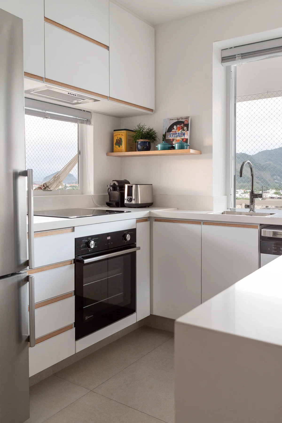 Side view of the kitchen