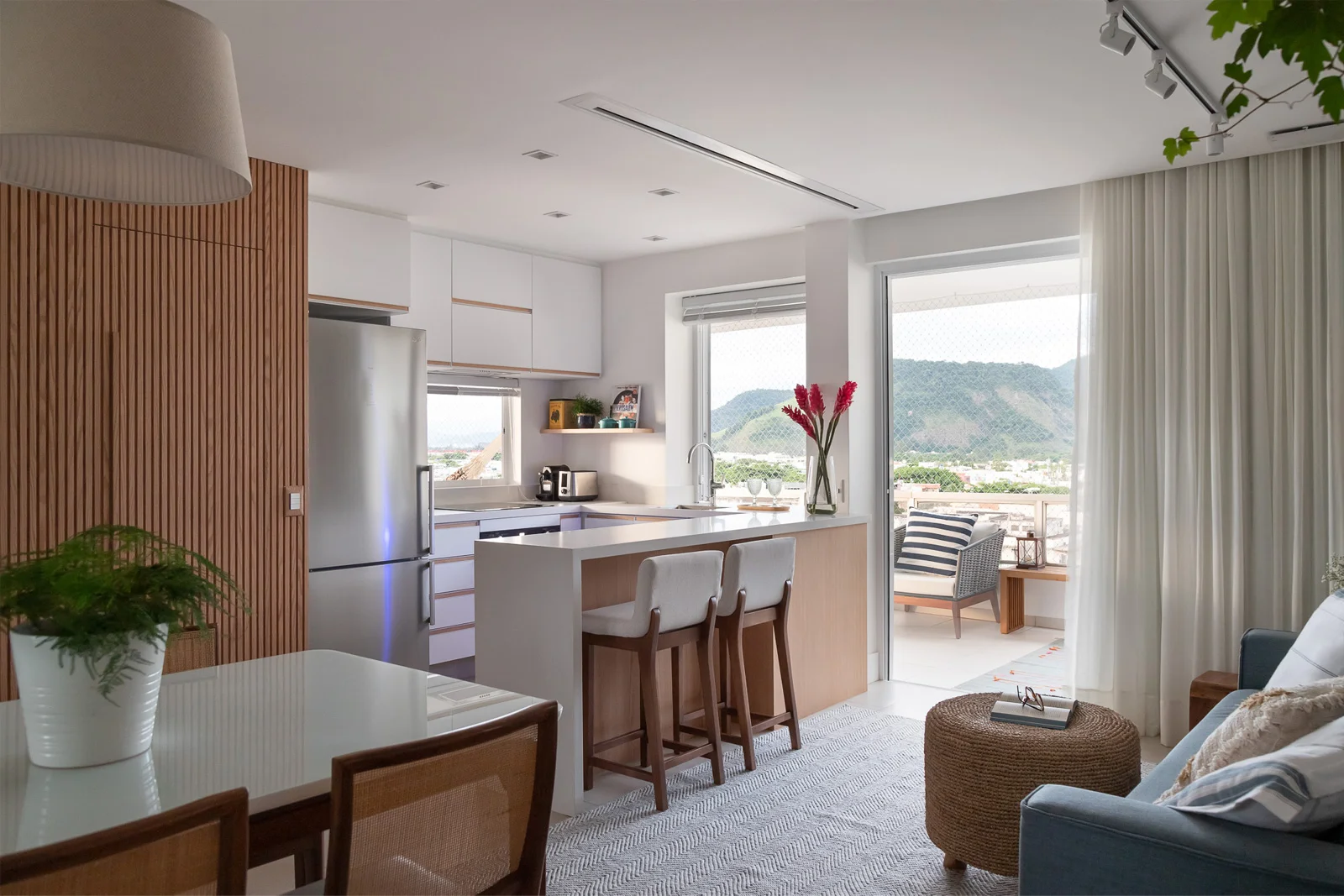 View of the open plan of kitchen integrated with the living room